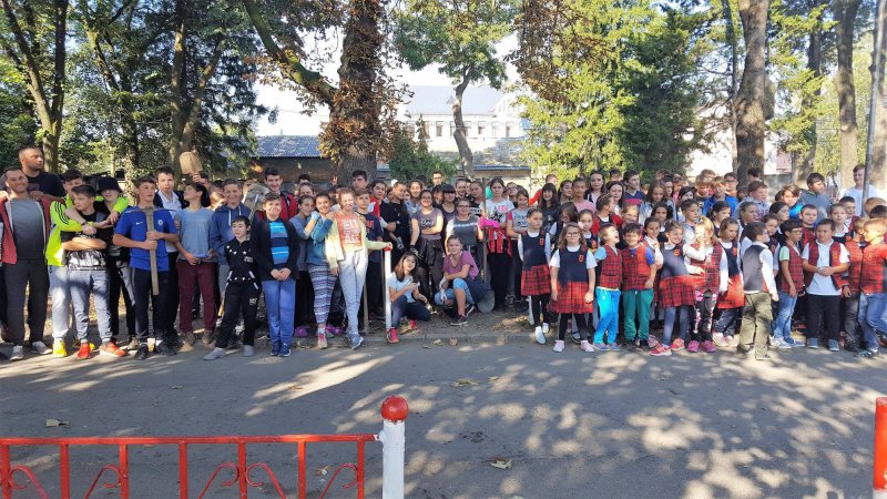 EDUCAȚIE ECOLOGICĂ: Elevi și profesori de la Școala "Dr. Ioan Mihalyi de Apșa" au plantat arbuști în parc EDUCAȚIE ECOLOGICĂ: Elevi și profesori de la Școala "Dr. Ioan Mihalyi de Apșa" au plantat arbuști în parc