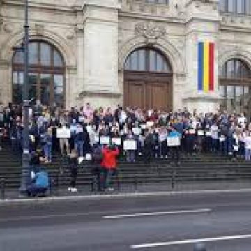 JUSTIŢIA, SUB ASALT: Protest al magistraților din toată țara în fața Curții de Apel București