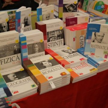SCANDALUL GREȘELILOR DIN MANUALE : Directoarea Editurii Pedagogice va fi chemata la audieri in Parlament SCANDALUL GREȘELILOR DIN MANUALE : Directoarea Editurii Pedagogice va fi chemata la audieri in Parlament