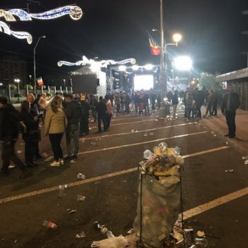 TRIST: Spectatori dezamăgiţi şi multe gunoaie lăsate în urmă, aşa s-a încheiat prima zi de Castane