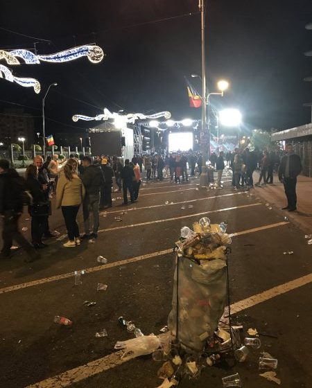 TRIST: Spectatori dezamăgiţi şi multe gunoaie lăsate în urmă, aşa s-a încheiat prima zi de Castane