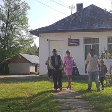ÎNCEPE ȘCOALA: Sute de şcoli sunt desfiinţate sau comasate în ţară. Elevii sunt puşi pe drum să ajungă în sala de clasă