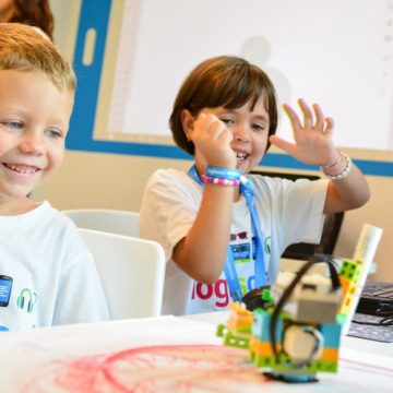 EDUCAȚIE: Apar tot mai multe școli în care copiii învață programarea ca pe o limbă străină. Iată cum arată ele