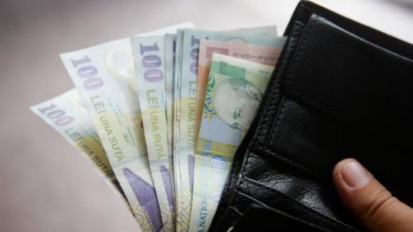 Hoață prinsă imediat după ce a furat bani dintr-o locuinţă