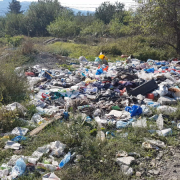OAMENI CERTAȚI CU SIMȚUL CIVIC: Strada tractorului transformată în depozit de gunoaie