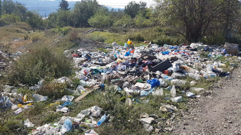 OAMENI CERTAȚI CU SIMȚUL CIVIC: Strada tractorului transformată în depozit de gunoaie OAMENI CERTAȚI CU SIMȚUL CIVIC: Strada tractorului transformată în depozit de gunoaie