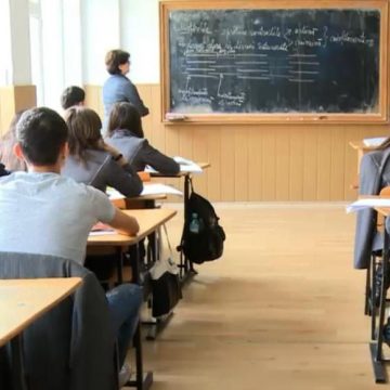 REACȚII: Ministerul Educației dezminte că va concedia peste 1.000 de profesori, după ce Federaţia Sindicatelor a anunțat disponibilizări în masă REACȚII: Ministerul Educației dezminte că va concedia peste 1.000 de profesori, după ce Federaţia Sindicatelor a anunțat disponibilizări în masă