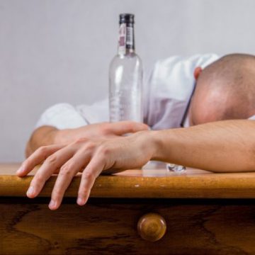 STUDIU: Consumul de ALCOOL este un factor principal de îmbolnăvire şi mortalitate la nivel mondial