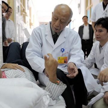 CHINA: Medicii au salvat viaţa unui copil după ce i-au aplicat compresii toracice timp de 5 ore CHINA: Medicii au salvat viaţa unui copil după ce i-au aplicat compresii toracice timp de 5 ore