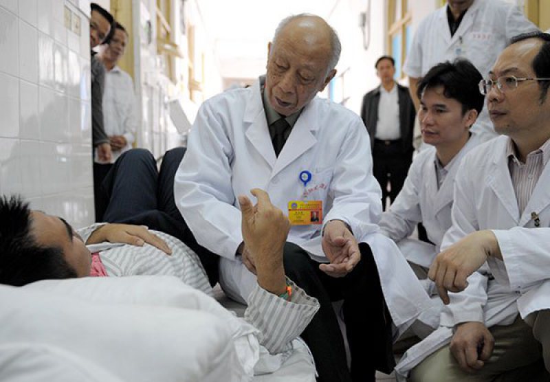 CHINA: Medicii au salvat viaţa unui copil după ce i-au aplicat compresii toracice timp de 5 ore CHINA: Medicii au salvat viaţa unui copil după ce i-au aplicat compresii toracice timp de 5 ore