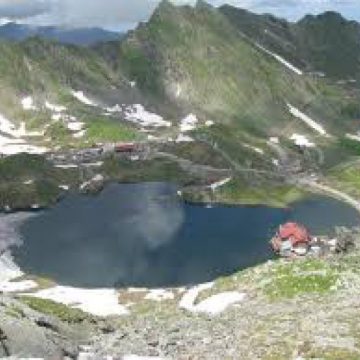 NINGE CA ÎN POVEŞTI LA BÂLEA LAC: Turiştii se pot bucura de prima zăpadă din această toamnă (VIDEO)