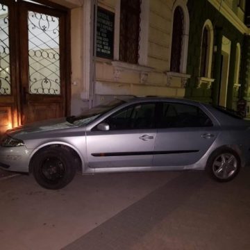 A FĂCUT-O DE OAIE: Un tânăr a intrat cu mașina în ușa Judecătoriei Sighet, după care a fugit A FĂCUT-O DE OAIE: Un tânăr a intrat cu mașina în ușa Judecătoriei Sighet, după care a fugit