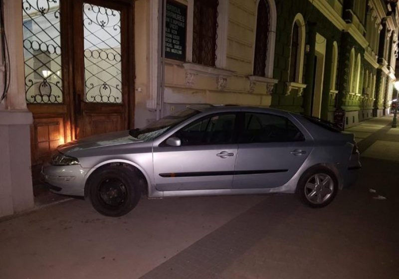 A FĂCUT-O DE OAIE: Un tânăr a intrat cu mașina în ușa Judecătoriei Sighet, după care a fugit