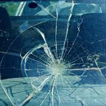 ACCIDENT: Trei persoane rănite grav după ce un autoturism şi un autocamion s-au ciocnit ACCIDENT: Trei persoane rănite grav după ce un autoturism şi un autocamion s-au ciocnit