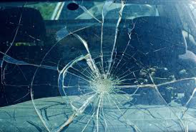 ACCIDENT: Trei persoane rănite grav după ce un autoturism şi un autocamion s-au ciocnit ACCIDENT: Trei persoane rănite grav după ce un autoturism şi un autocamion s-au ciocnit