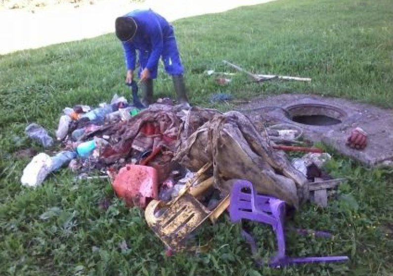METEHNE COSTISITOARE: Întreținerea sistemului de canalizare, îngreunată din cauza celor care folosesc toaleta pe post de coș de gunoi