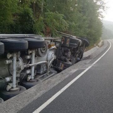 ACCIDENT PE DN 1C: Un bărbat a murit după ce s-a răsturnat cu autocisterna în Valea Chioarului ACCIDENT PE DN 1C: Un bărbat a murit după ce s-a răsturnat cu autocisterna în Valea Chioarului