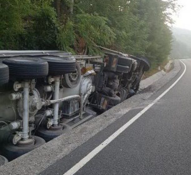 ACCIDENT PE DN 1C: Un bărbat a murit după ce s-a răsturnat cu autocisterna în Valea Chioarului