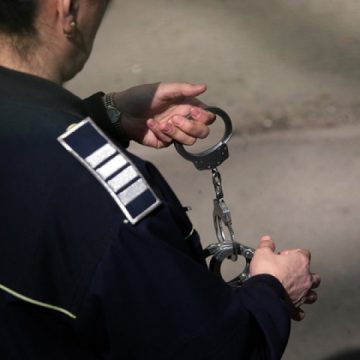 URMĂRIRI ÎN TRAFIC: Un şofer a fost reţinut după ce a lovit cu telefonul în faţă un poliţist