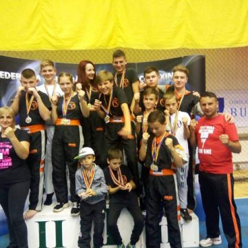 ULTIMATE KICKBOXING: 32 medalii obținute la Campionatul Național de Freestyle Kickboxing la Buzău