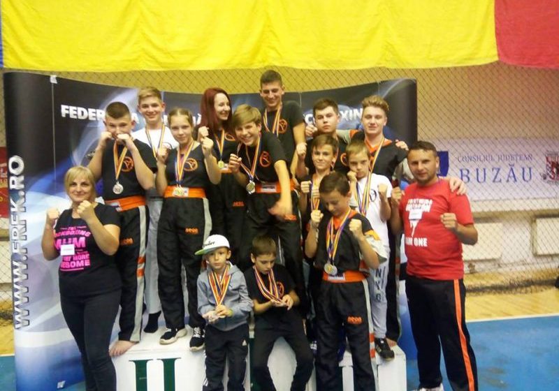 ULTIMATE KICKBOXING: 32 medalii obținute la Campionatul Național de Freestyle Kickboxing la Buzău