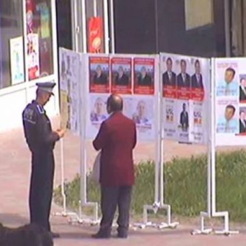 INCIDENTE: Preot amendat pentru că lipea afişe în locuri nepermise