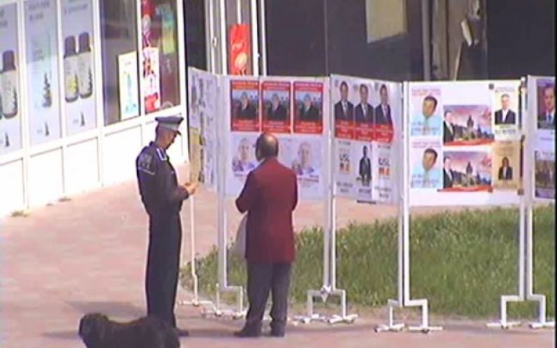 INCIDENTE: Preot amendat pentru că lipea afişe în locuri nepermise INCIDENTE: Preot amendat pentru că lipea afişe în locuri nepermise