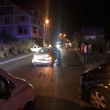 ACCIDENT CU 5 RĂNIȚI: Borșean reținut după ce a lovit două mașini, din care una de poliție. Era criță și nici n-avea permis