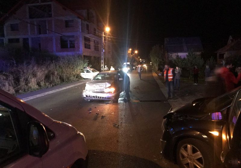 ACCIDENT CU 5 RĂNIȚI: Borșean reținut după ce a lovit două mașini, din care una de poliție. Era criță și nici n-avea permis ACCIDENT CU 5 RĂNIȚI: Borșean reținut după ce a lovit două mașini, din care una de poliție. Era criță și nici n-avea permis