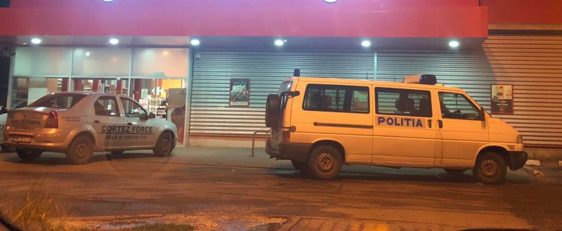 EXCLUSIV: Descindere a unui echipaj de poliție la un supermarket EXCLUSIV: Descindere a unui echipaj de poliție la un supermarket