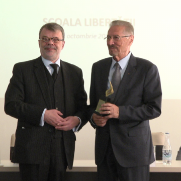 DISTINCȚIE: Fostul președinte Emil Constantinescu a primit, la Sighet, Premiul Libertății DISTINCȚIE: Fostul președinte Emil Constantinescu a primit, la Sighet, Premiul Libertății