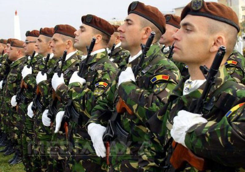 EVENIMENT: Ziua Armatei României este marcată, joi, cu ceremonii la Mormântul Ostaşului Necunoscut din Capitală