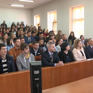 FESTIVITĂȚI LA FACULTĂȚI: Emoții la început de an universitar. Mai ales pentru boboci FESTIVITĂȚI LA FACULTĂȚI: Emoții la început de an universitar. Mai ales pentru boboci