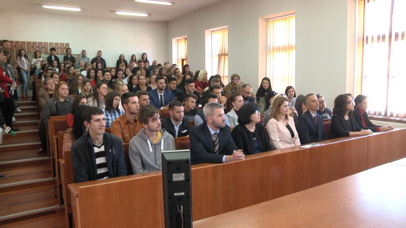 FESTIVITĂȚI LA FACULTĂȚI: Emoții la început de an universitar. Mai ales pentru boboci FESTIVITĂȚI LA FACULTĂȚI: Emoții la început de an universitar. Mai ales pentru boboci