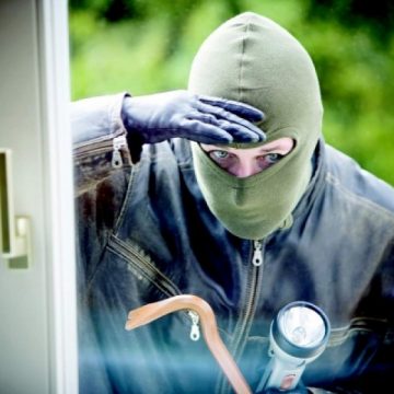 I S-A-NFUNDAT: Polițiștii au dat de urma unui hoț care fura de prin locuințe