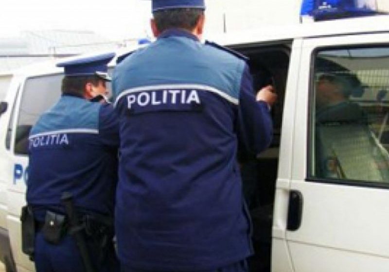 AU DAT DE BUCLUC: Doi tineri au fost reținuți după ce au dat o spargere la o farmacie AU DAT DE BUCLUC: Doi tineri au fost reținuți după ce au dat o spargere la o farmacie