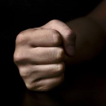 I-A TREBUIT GÂLCEAVĂ: Scandalagiu reținut după ce a lovit un bărbat într-un local I-A TREBUIT GÂLCEAVĂ: Scandalagiu reținut după ce a lovit un bărbat într-un local