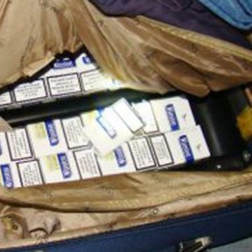 AȘA E CÂND FUMEZI PREA MULT! Prins cu mașina burdușită de țigări de contrabandă AȘA E CÂND FUMEZI PREA MULT! Prins cu mașina burdușită de țigări de contrabandă