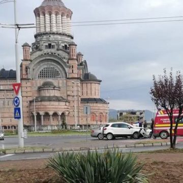 S-AU CIOCNIT: Un accident a avut loc în sensul giratoriu de la Catedrală S-AU CIOCNIT: Un accident a avut loc în sensul giratoriu de la Catedrală