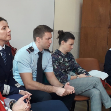 ÎNTÂLNIRE CU LICEENII: La discuții cu elevii despre profesiile de polițist, pompier sau jandarm ÎNTÂLNIRE CU LICEENII: La discuții cu elevii despre profesiile de polițist, pompier sau jandarm