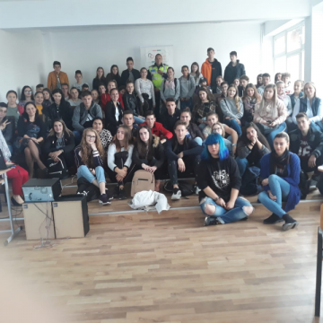 ALTFEL DE CURS: Lecție cu polițiști la Liceul Tehnologic Marmația ALTFEL DE CURS: Lecție cu polițiști la Liceul Tehnologic Marmația