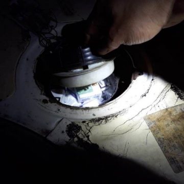 CONTRABANDĂ: Sute de pachete de țigări dosite în rezervorul unei mașini CONTRABANDĂ: Sute de pachete de țigări dosite în rezervorul unei mașini