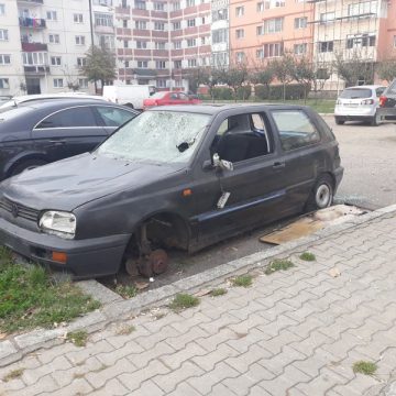 SĂ NU TE ENERVEZI? Locuri de parcare ocupate de mașini abandonate SĂ NU TE ENERVEZI? Locuri de parcare ocupate de mașini abandonate