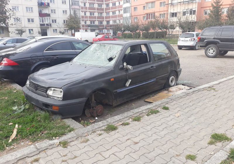 SĂ NU TE ENERVEZI? Locuri de parcare ocupate de mașini abandonate