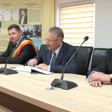 SPECIAL: Fostul președinte Emil Constantinescu, în vizită la Giulești SPECIAL: Fostul președinte Emil Constantinescu, în vizită la Giulești