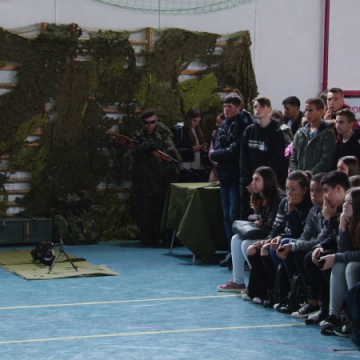 REPORTAJUL ZILEI: Cariera militară, promovată în școli de Ziua Armatei REPORTAJUL ZILEI: Cariera militară, promovată în școli de Ziua Armatei