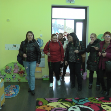 SCHIMB DE EXPERIENȚĂ: 40 de cadre didactice primite cu pâine și sare plus un moment artistic la Grădinița nr. 9 SCHIMB DE EXPERIENȚĂ: 40 de cadre didactice primite cu pâine și sare plus un moment artistic la Grădinița nr. 9