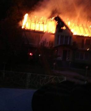 INCENDIU BUCIUMI: Flăcările au distrus bunuri în valoare de aproximativ 90.000 lei