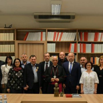 LA VATICAN: Invitație în Maramureș transmisă Preşedintelui Consiliului Pontifical pentru Promovarea Noii Evanghelizări LA VATICAN: Invitație în Maramureș transmisă Preşedintelui Consiliului Pontifical pentru Promovarea Noii Evanghelizări