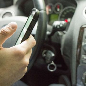 PERICOL LA VOLAN: Psiholog, despre cei care fac live pe Facebook în timp ce se află la volan: Au nevoie de atenţie şi le lipseşte încrederea în sine
